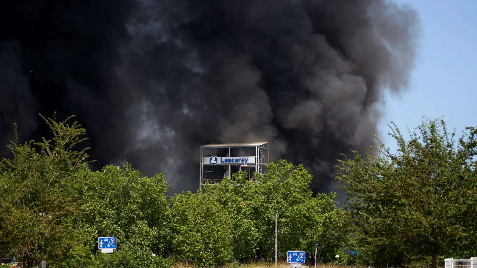 VITORIA, 20/06/2025.-Un incendio ocurrido este viernes en la fábrica del productos de higiene personal LEA, en Vitoria, ha causado llamaradas de varios metros de altura y una densa columna de humo negro que es visible desde toda la ciudad. Las empresas colindantes a la fábrica incendiada, ubicada en el polígono industrial de Gamarra, han sido desalojadas ante las dimensiones del incendio que ha tenido lugar a las 13.45 horas y no ha causado heridos. EFE/ L.Rico