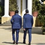 El presidente de la Generalitat de Catalunya, Salvador Illa (i), y el presidente del Gobierno, Pedro Sánchez