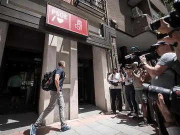 La UCO abandona la sede del PSOE tras tres horas en Ferraz para realizar el clonado del correo de Santos Cerdán La UCO abandona la sede del PSOE tras tres horas en Ferraz para realizar el clonado del correo de Santos Cerdán