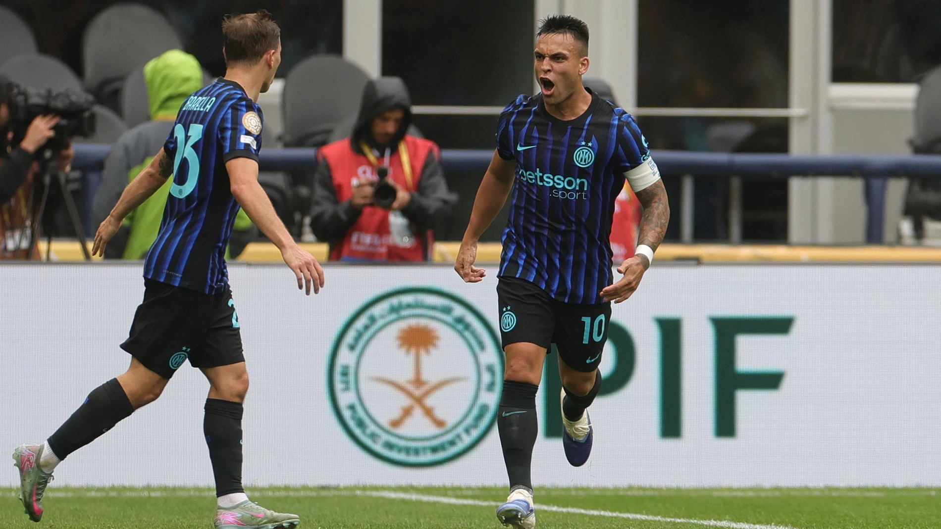 Inter Milan's Lautaro Martinez, right, celebrates scoring his side's first goal during the Club World Cup Group E soccer match between Inter Milan and Urawa Red Diamonds in Seattle, Saturday, June 21, 2025. (AP Photo/Ryan Sun)
