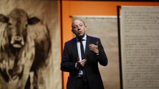 Gonzalo Bernardos, economista: "Pronto ver&aacute;s al yesero cobrar 5.000 euros por falta de mano de obra en Espa&ntilde;a"