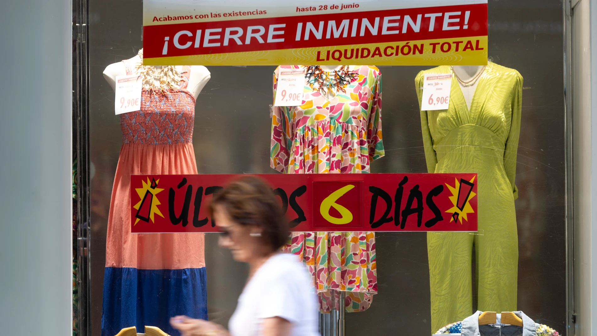 Liquidación por cierre en un comercio de ropa en el centro de Madrid.