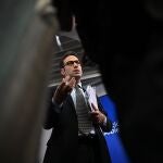 El ministro de Economía, Carlos Cuerpo, conversa con un grupo de periodistas tras la rueda de prensa posterior a la reunión del Consejo de Ministros, este martes, en el complejo del Palacio de la Moncloa. 