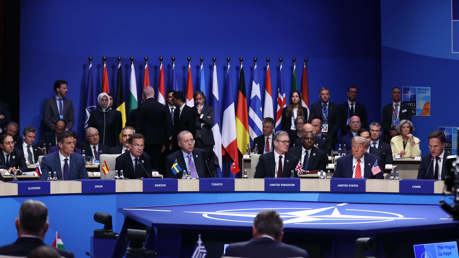 LA HAYA, 25/06/2025.- El presidente del Gobierno español, Pedro Sánchez (i), este miércoles, en la mesa redonda al inicio de la Cumbre de la OTAN en el Foro Mundial de La Haya, Países Bajos. EFE/Moncloa/Fernando Calvo -SOLO USO EDITORIAL/SOLO DISPONIBLE PARA ILUSTRAR LA NOTICIA QUE ACOMPAÑA (CRÉDITO OBLIGATORIO)-