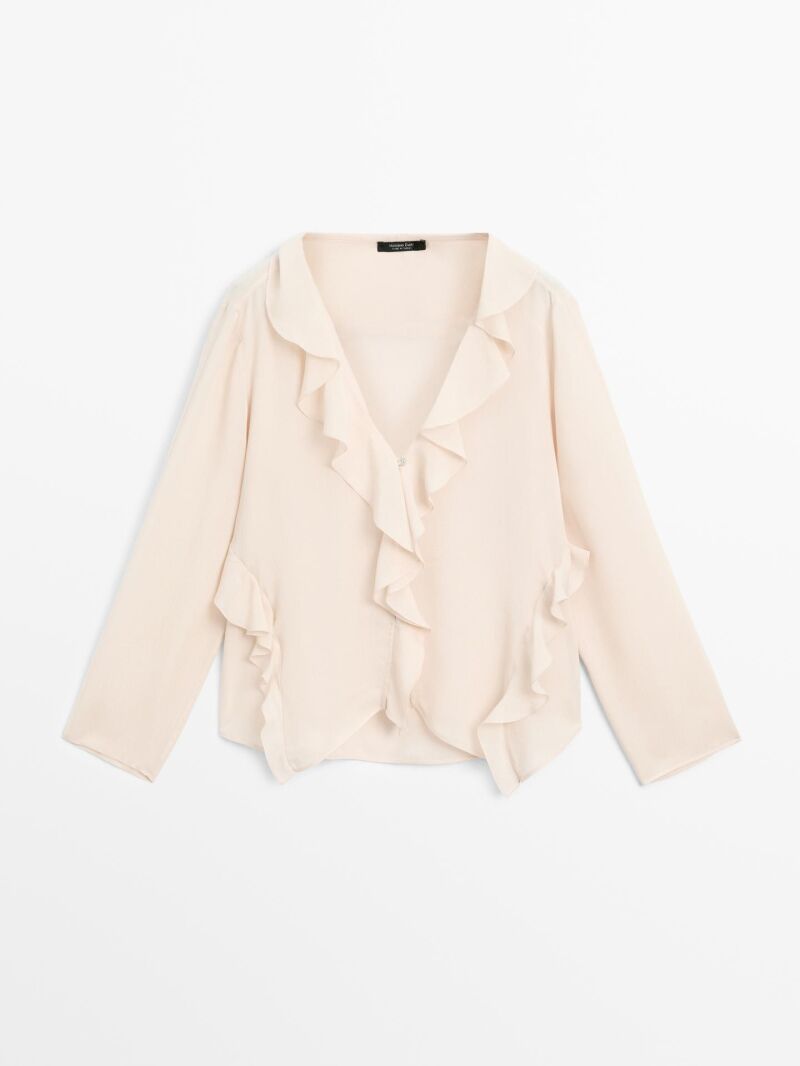 Blusa volantes bajo asimétrico.