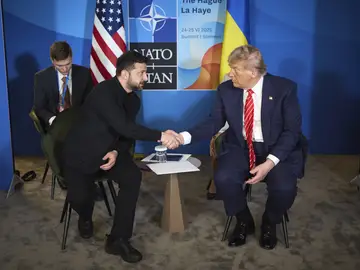 Donald Trump estrecha la mano del presidente ucraniano, Volodimir Zelenski, en La Haya Donald Trump estrecha la mano del presidente ucraniano, Volodimir Zelenski, en La Haya