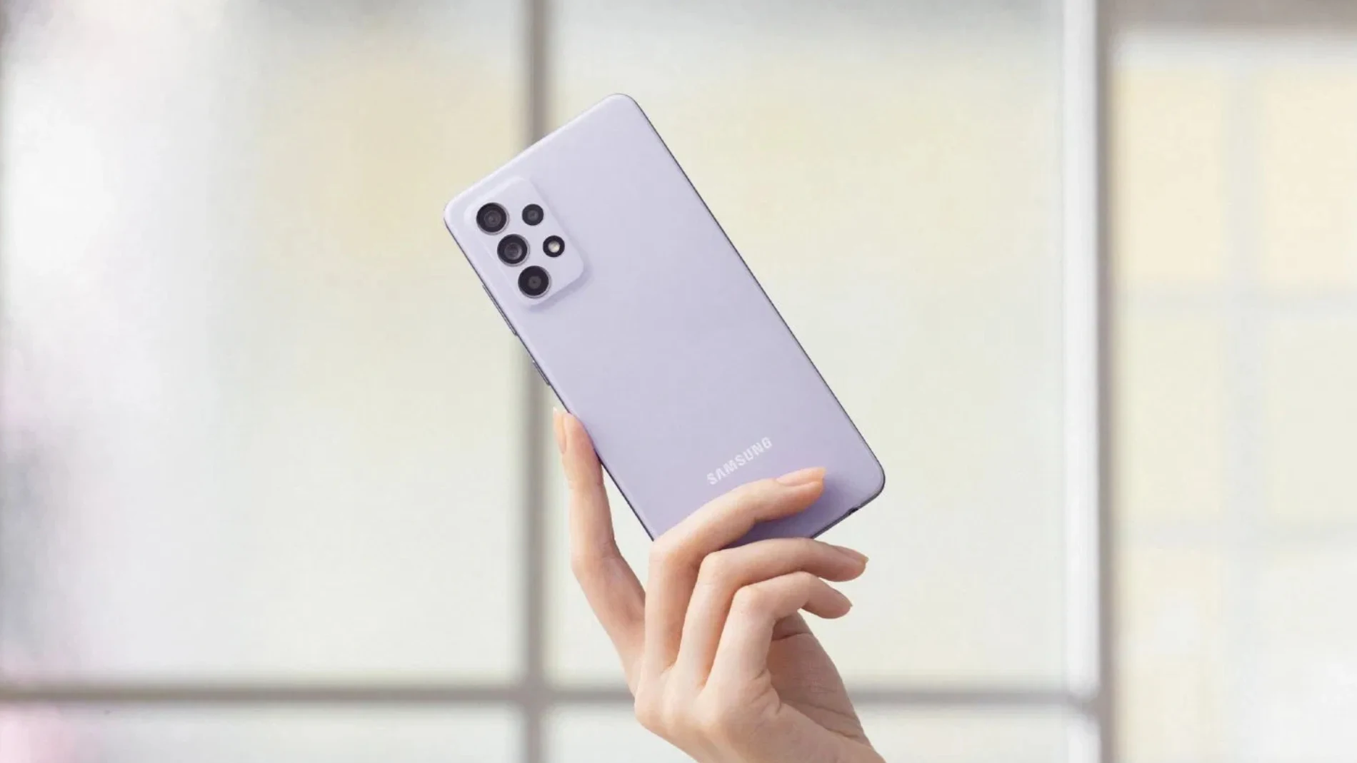 La parte trasera del Samsung Galaxy A52s en color violeta