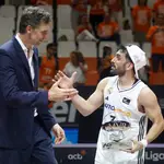Campazzo, MVP de la final de la Liga Endesa, saluda a Pau Gasol