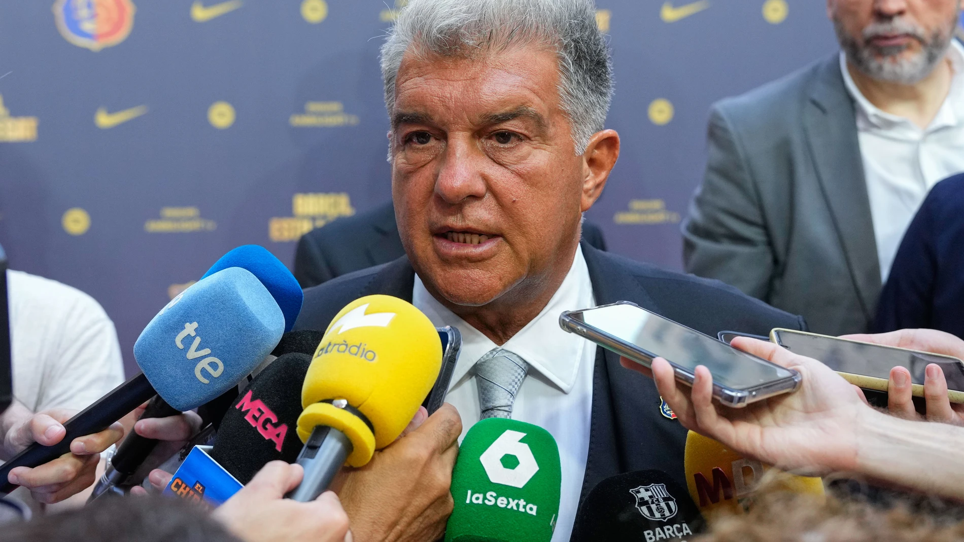 BARCELONA, 25/06/2025.- El presidente del FC Barcelona, Joan Laporta, atiende a los medios durante la presentación de vídeo podcast “La Llotja del 125”, en el Palau de la Música en Barcelona. EFE/Alejandro García