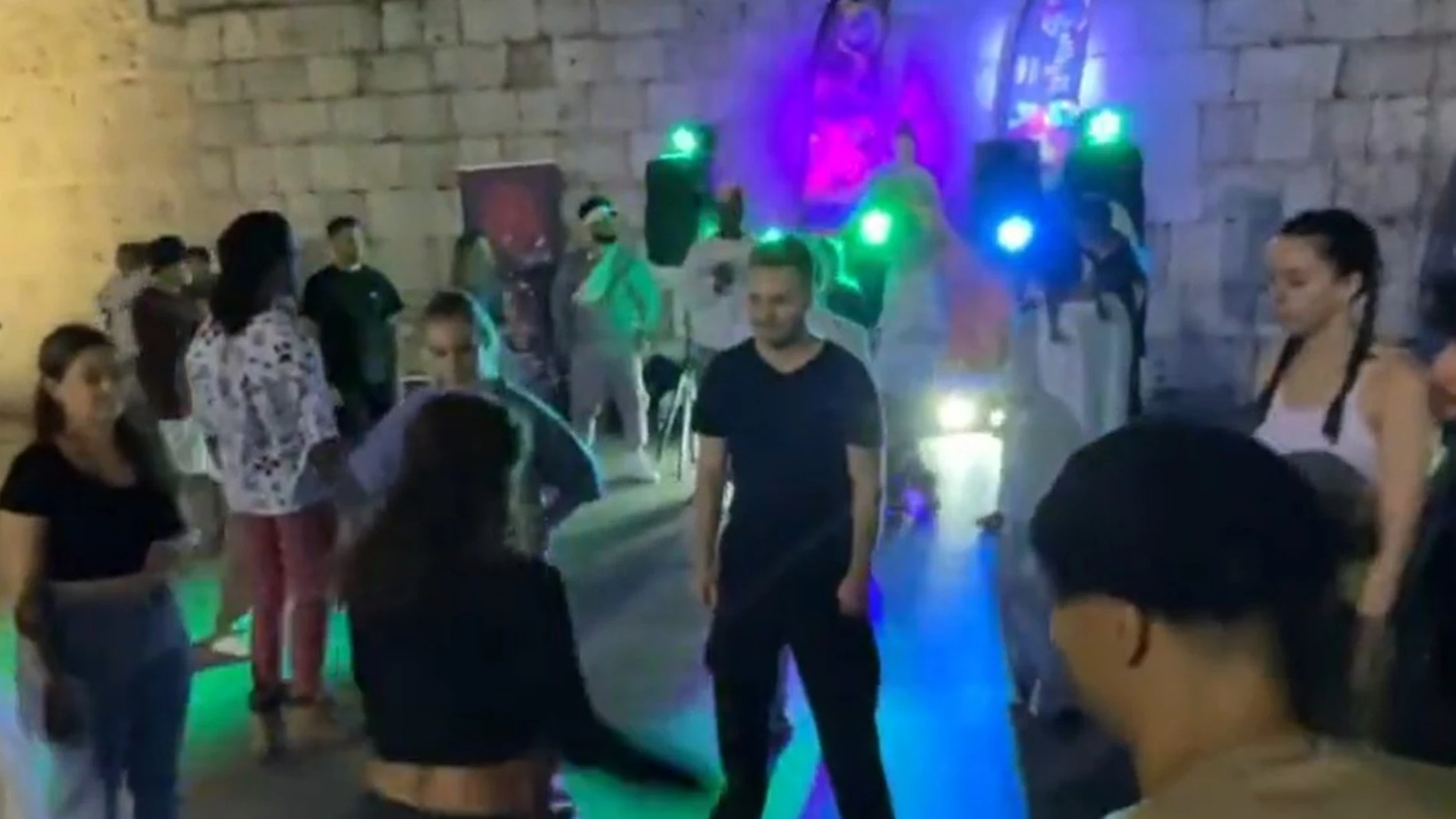 Jóvenes bailando junto a la catedral de Valladolid durante una actividad de Vallanoche de una edición anterior