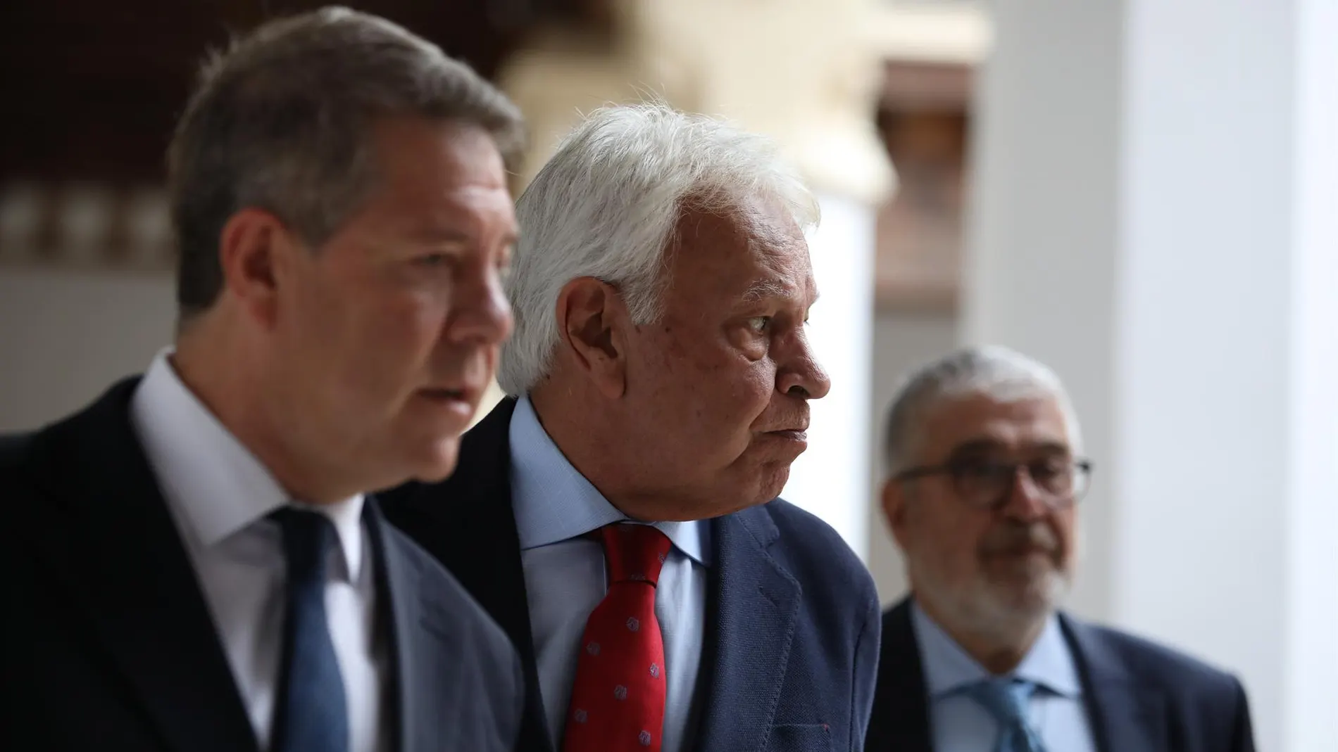 El presidente de Castilla-La Mancha, Emiliano García-Page, y el expresidente del Gobierno Felipe González.