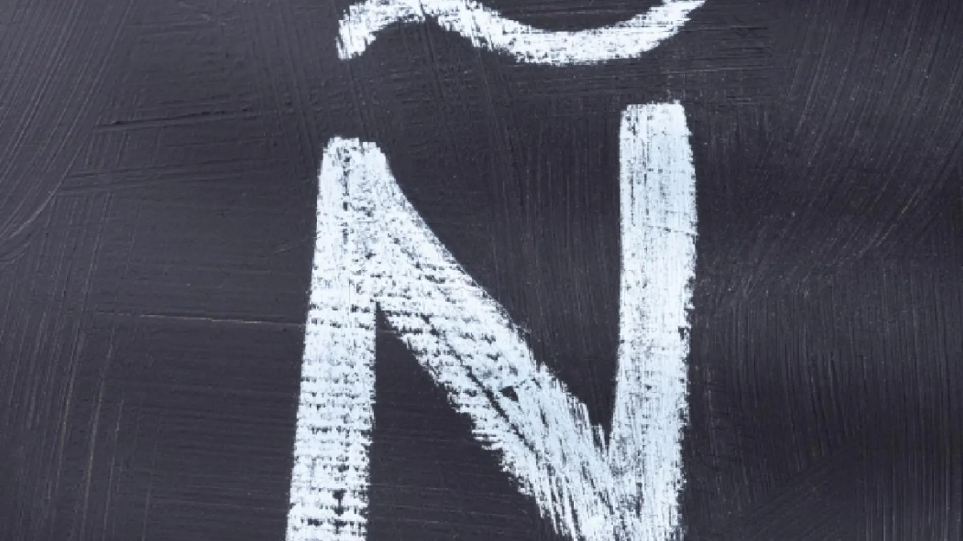 No es una tilde: así se llama la rayita de la letra ñ y este es su origen