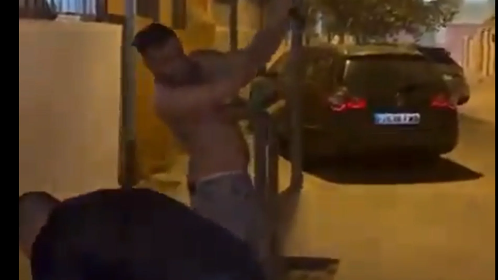 Vídeo: Tiros al aire y armas en plena calle en Barcelona