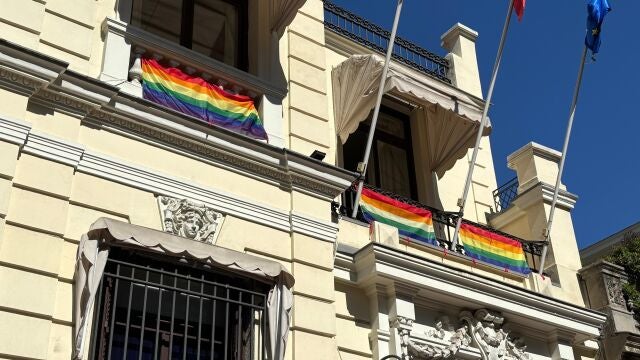 La Delegación del Gobierno despliega la bandera LGTB y se ofrece como "casa" para el colectivo frente a Cibeles y Sol
