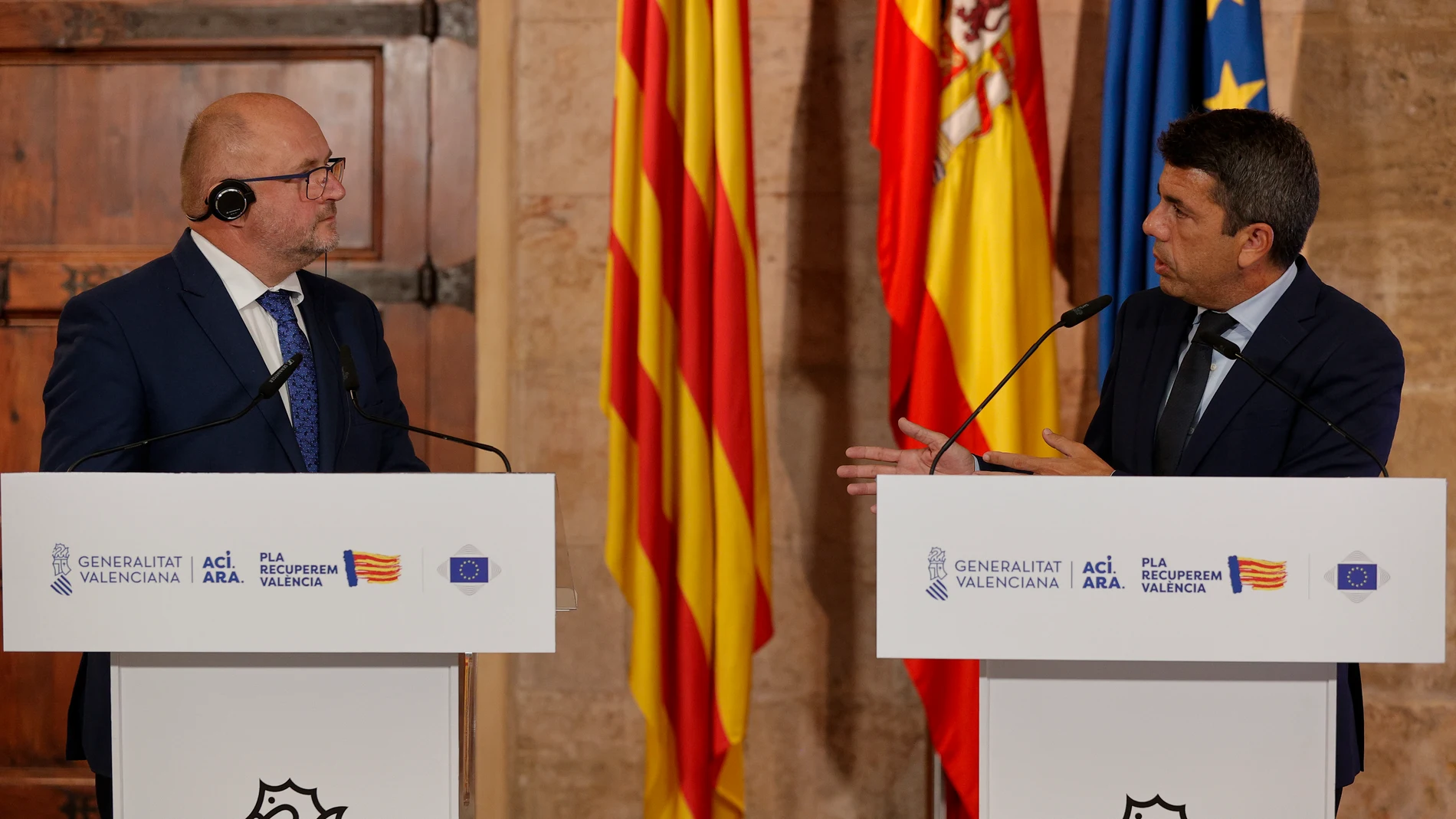 El president de la Generalitat, Carlos Mazón, y el presidente de la Comisión de Recursos Naturales del Comité Europeo de las Regiones, Piotr Calbecki, durante la recepción a la delegación de la Comisión.
