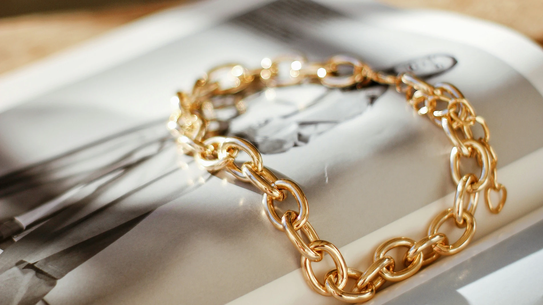 Decide tasar la pulsera de oro heredada de su abuela y sale desconcertado de la joyería