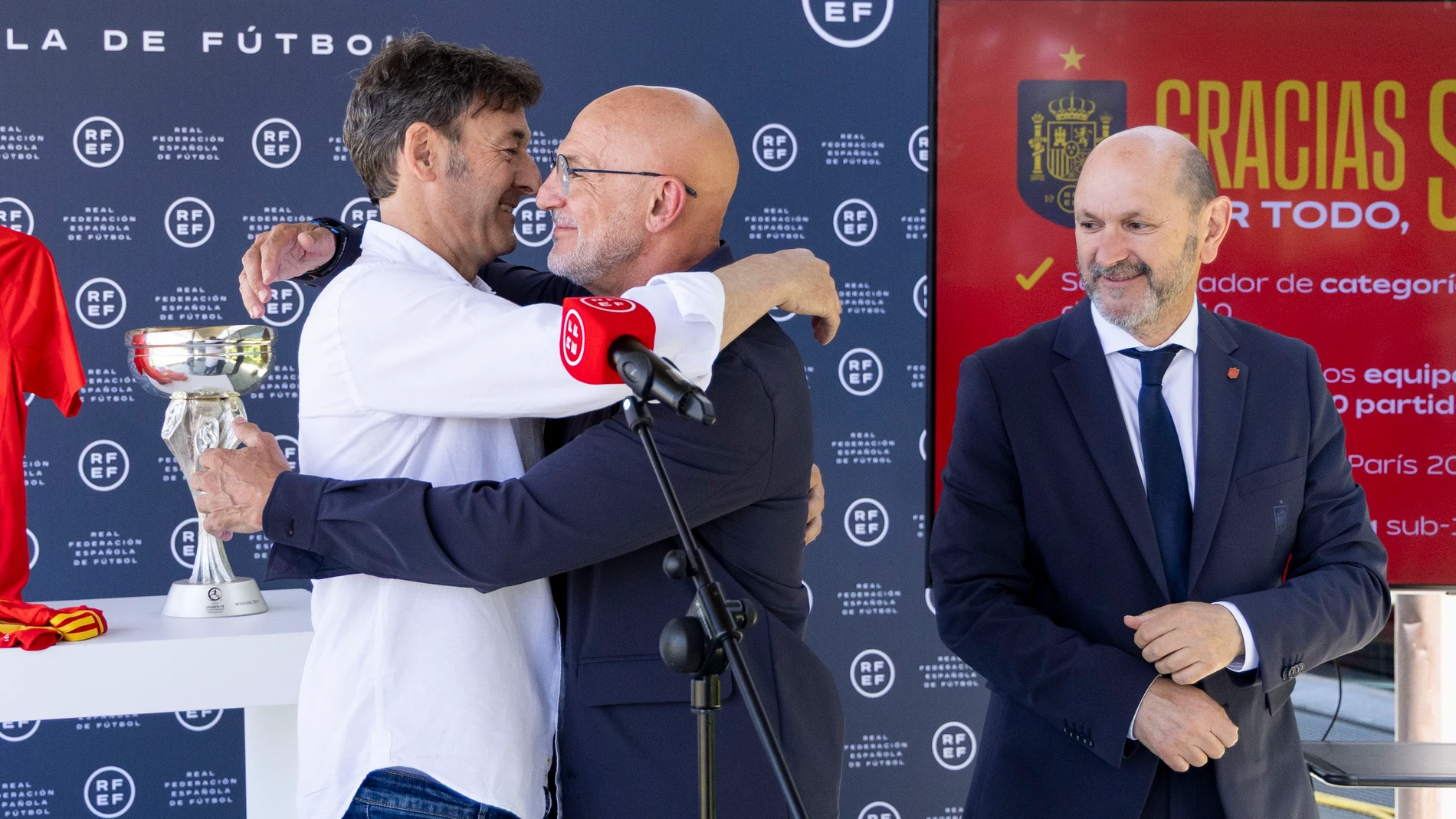 MADRID, 26/06/2025.- El presidente de la Real Federación Española de Fútbol (RFEF), Rafael Louzán (d), y el entrenador de la selección española masculina absoluta, Luis de la Fuente (c), durante el acto de despedida a Santi Denia (i), quien dejó este jueves de ejercer como seleccionador español sub-21 y olímpico después de 15 años entrenando en las diferentes categorías inferiores de la RFEF. EFE/ RFEF/Pedro González SÓLO USO EDITORIAL / SÓLO DISPONIBLE PARA ILUSTRAR LA NOTICIA QUE ACOMPAÑA (...