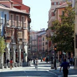 Gente paseando por las calles del centro de Valladolid