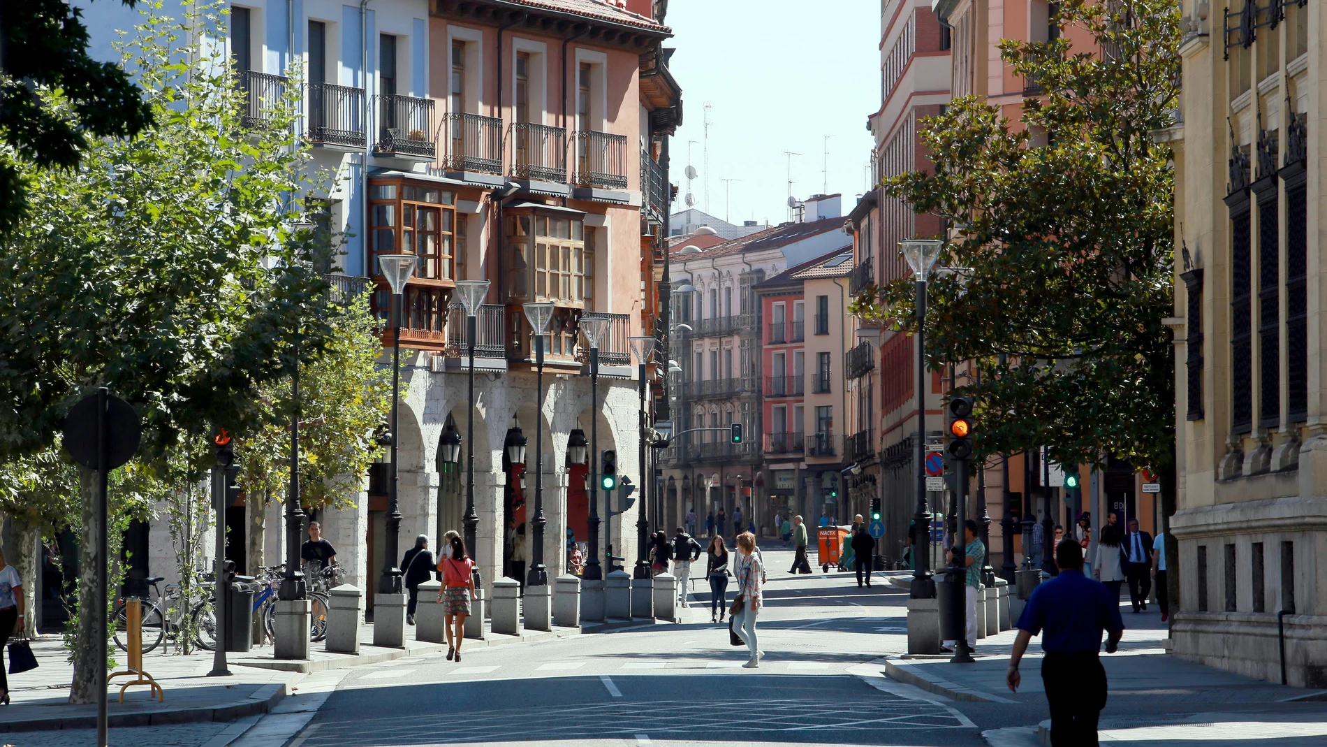 Gente paseando por las calles del centro de Valladolid