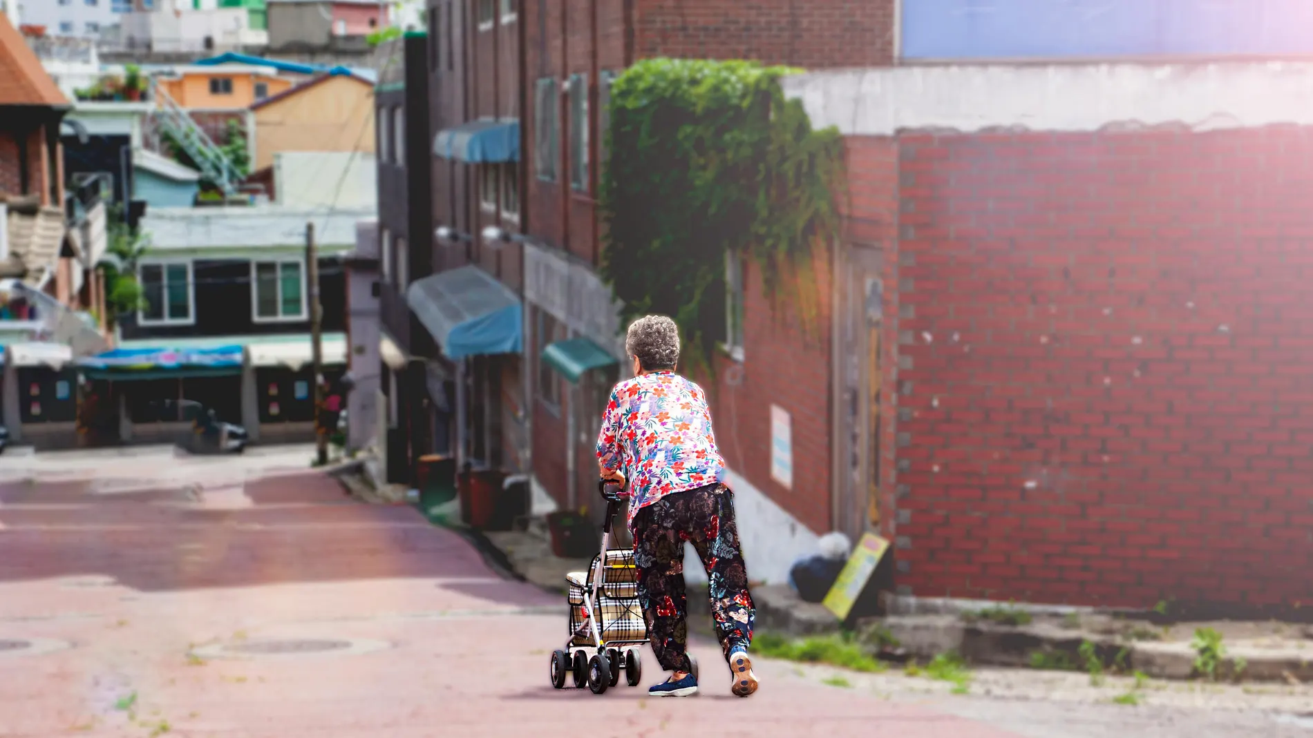 Una abuela paseando cerca de su vivienda