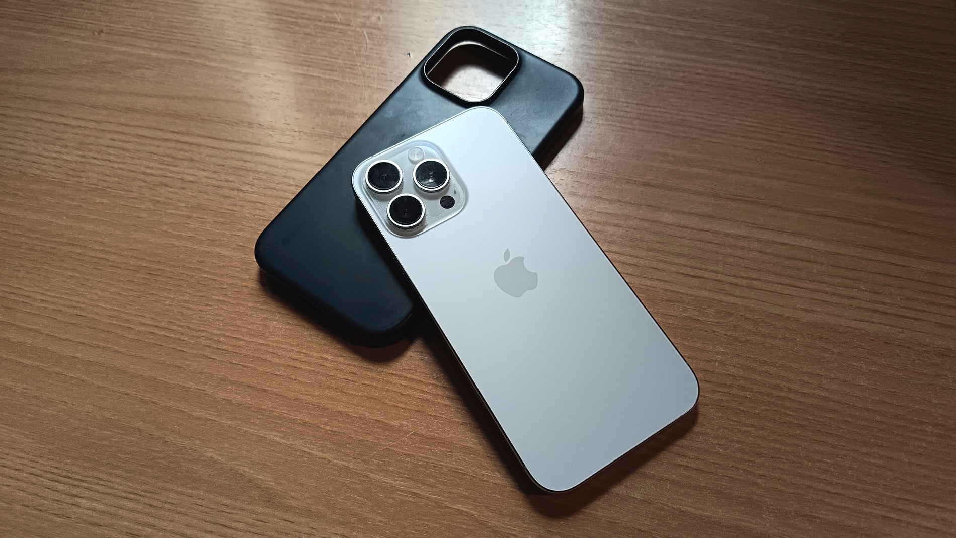 Un iPhone 16 Pro Max con su funda