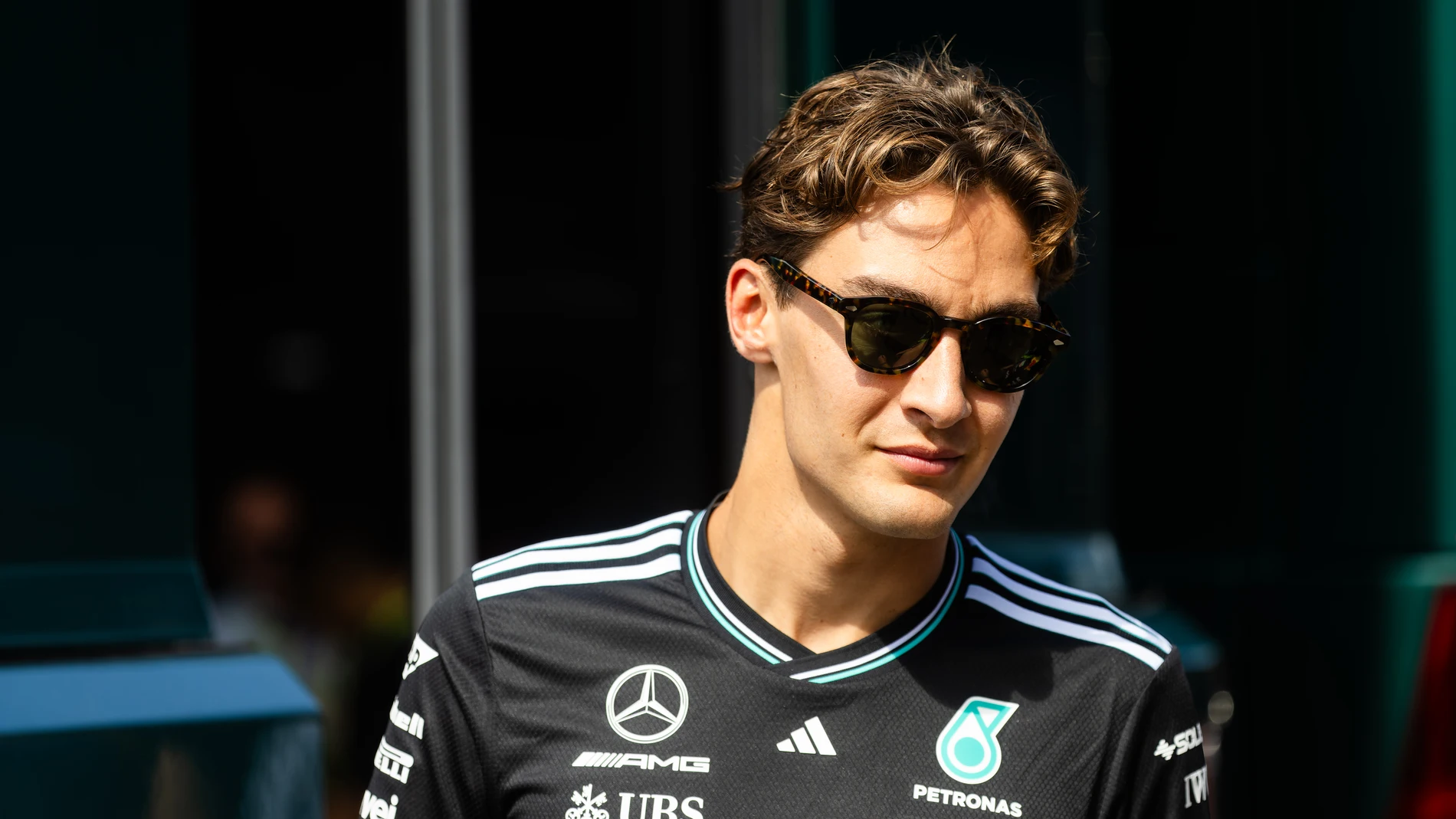 27 June 2025, Austria, Spielberg: British Formula 1 driver George Russell of team Mercedes walks through the paddock during the second free practice session of the Formula 1 Austrian Grand Prix at the Red Bull Ring in Spielberg. Photo: Philipp von Ditfurth/dpa 27/06/2025 ONLY FOR USE IN SPAIN