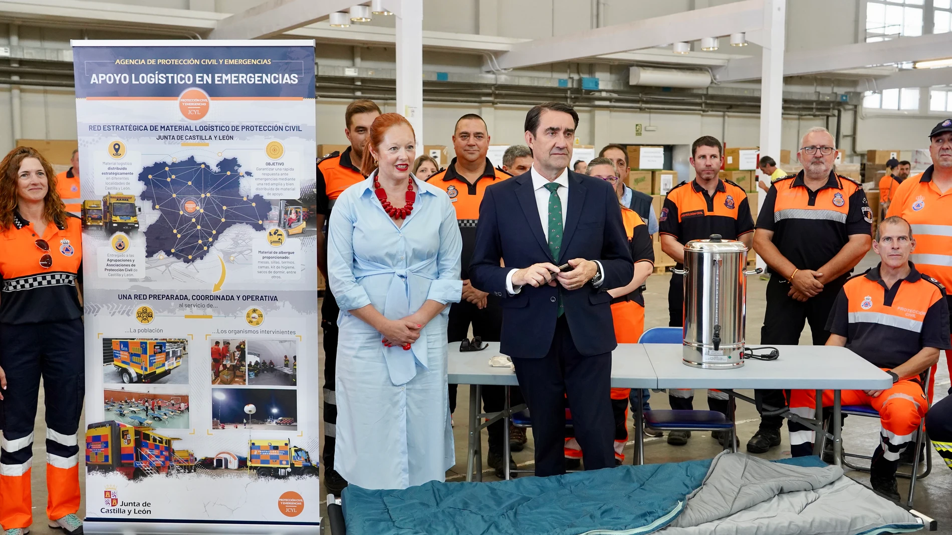 Súarez-Quiñones junto a Irene Cortés hace entrega del material