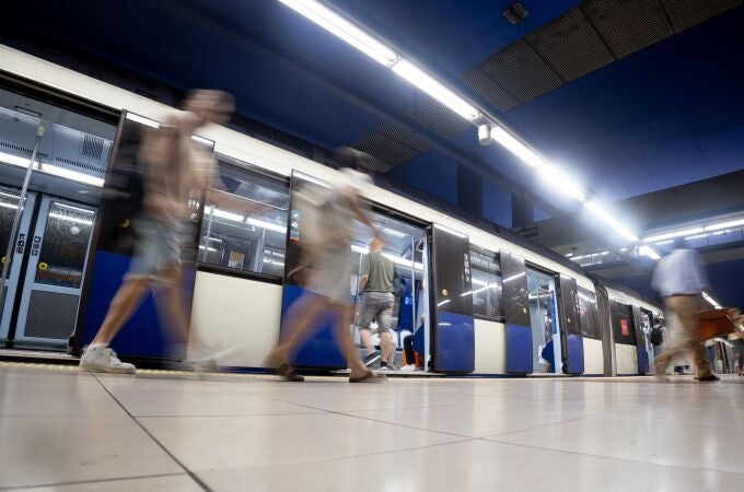 Andén de la estación de Metro de Barrio del Puerto Andén de la estación de Metro de Barrio del Puerto