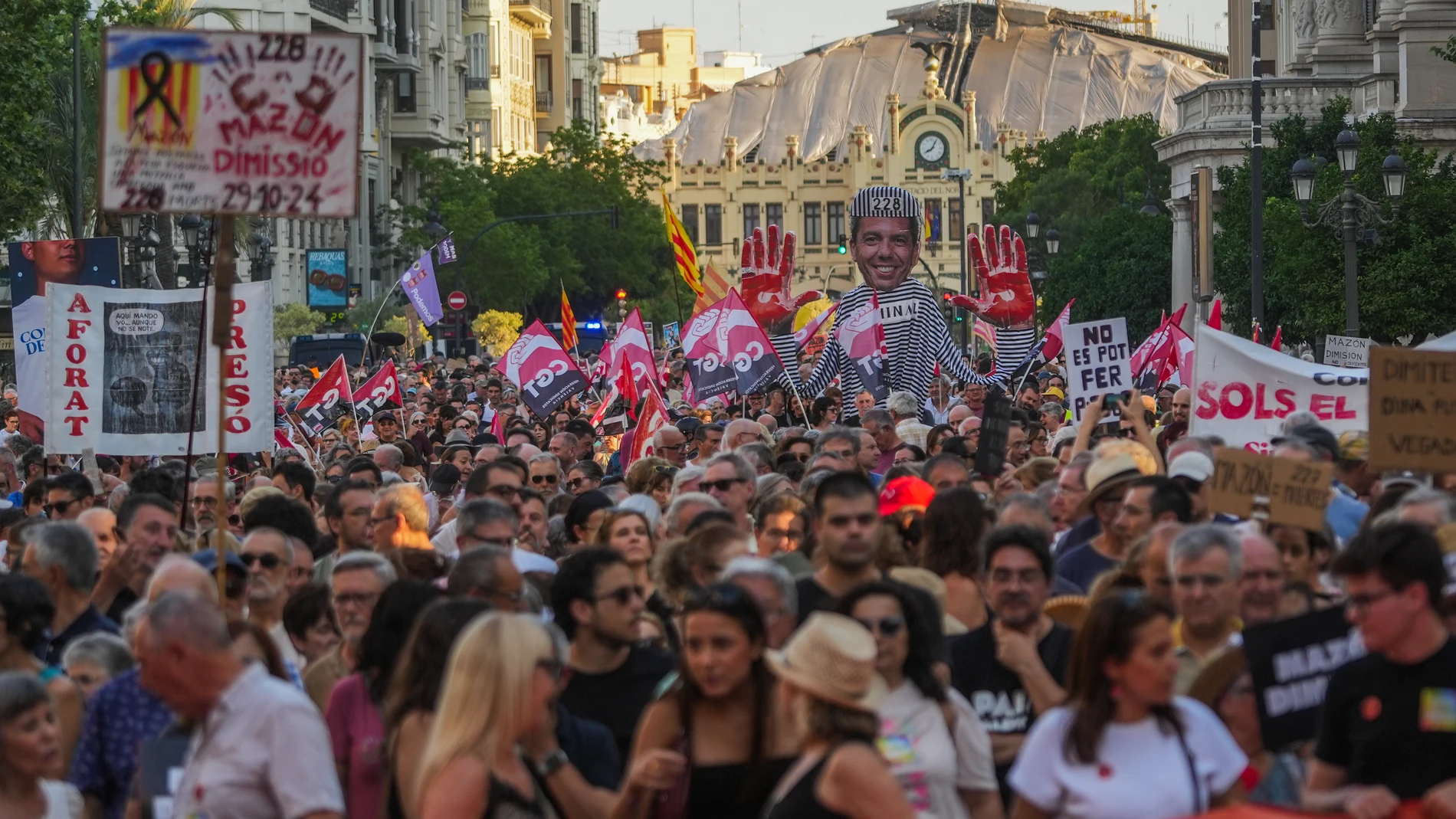 Decenas de personas durante una manifestación para reclamar la dimisión del presidente de la Generalitat, Carlos Mazón, a 29 de junio de 2025, en Valencia, Comunidad Valenciana (España). Esta es la octava manifestación que se realiza para pedir la dimisión del presidente de la Generalitat por su gestión de la dana, que arrasó la provincia de Valencia el pasado 29 de octubre, dejando más de 200 víctimas mortales y miles de afectados. Está convocada por más de 200 entidades cívicas, sociales y ...