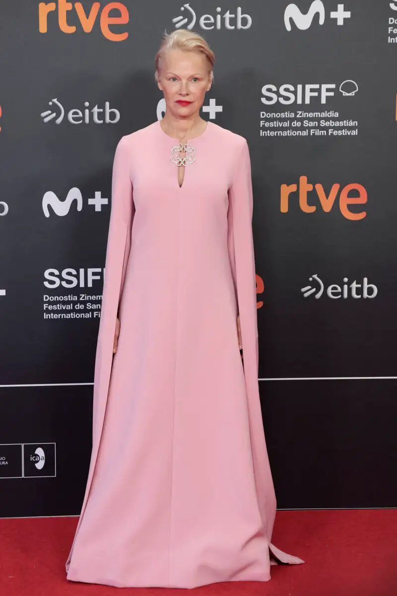Pamela Anderson con vestido en rosa en el Festival de San Sebastián 2024.