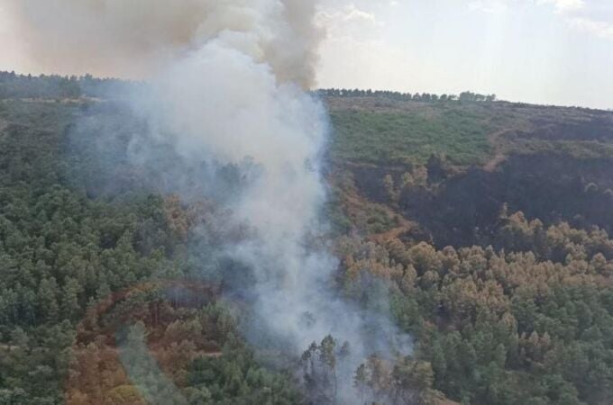 El incendio ha sido declarado este domingo en la localidad pacense de Valdecaballeros