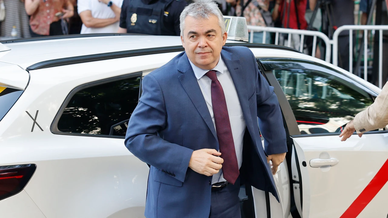 Quién es Paqui, la mujer de Santos Cerdán que ahora irá a verle a la cárcel con su única hija