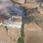 Los bomberos luchan contra el fuego en un incendio forestal en Titaguas