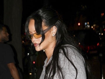 Rihanna luciendo tripita premam&aacute; en Par&iacute;s