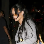 Rihanna luciendo tripita premamá en París