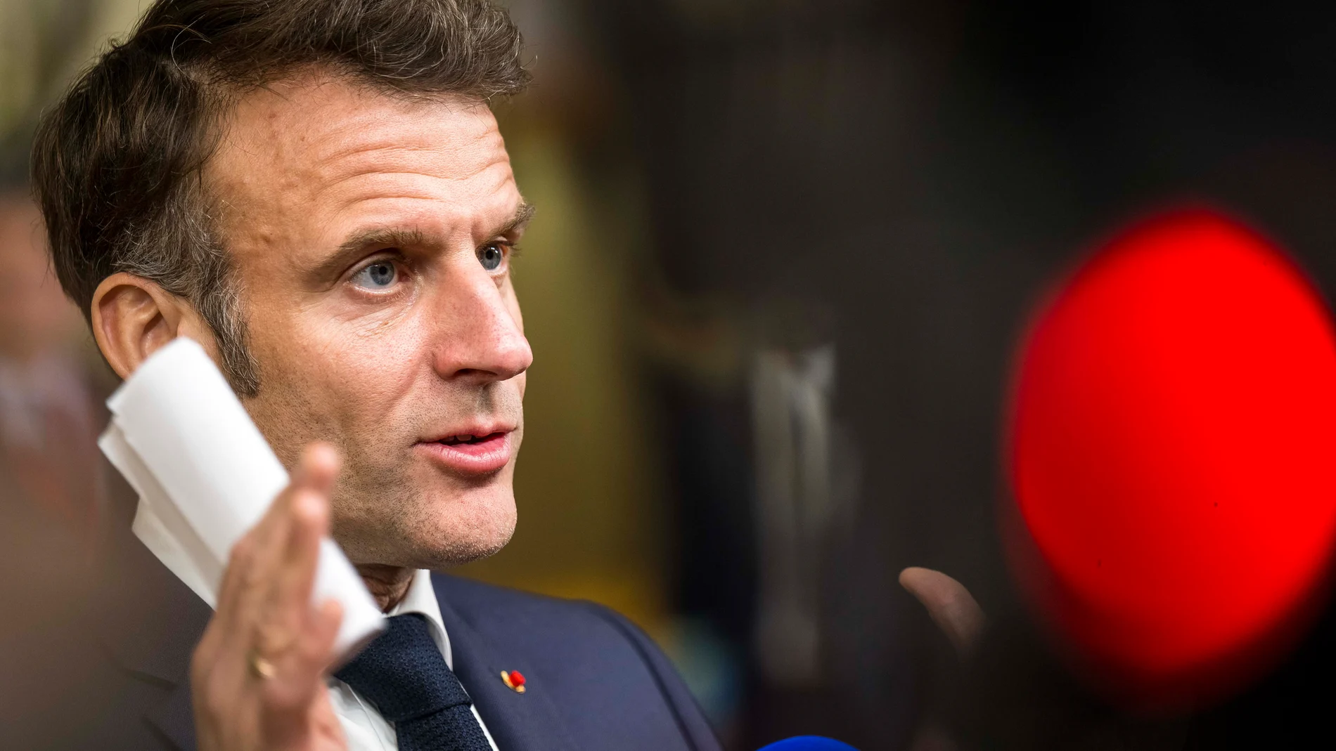 (Foto de ARCHIVO)March 20, 2025, Brussels, Belgium: Emmanuel Macron, President of France talks to the press after the EU summit at European Council headquarters in Brussels, Belgium, on 20.03.2025. The European Council emphasized the need to boost the EU's competitiveness by reducing bureaucracy, lowering energy costs, and increasing investments in innovation and industry. It also called for strengthening Europe's defense capabilities and improving migration management through stricter bor...