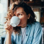 Expertos revelan la hora exacta para tomar café: reduce el estrés y potencia sus beneficios para la salud