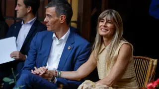 Pedro Sánchez y Begoña Gómez El look de Begoña Gómez en Sevilla junto a Pedro Sánchez.