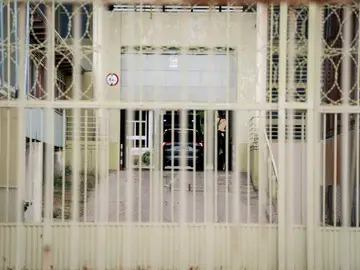 Santos Cerdán llega a la cárcel de Soto del Real (Madrid) El furgón policial en el que va el exsecretario de organización del PSOE Santos Cerdán a su llegada a la cárcel de Soto del Real después de que el Tribunal Supremo ordenara prisión preventiva y sin fianza, a 30 de junio de 2025, en Soto del Real, Madrid (España). En el auto, el magistrado Leopoldo Puente considera que Cerdán “se encargaba de reclamar a las constructoras indebidamente favorecidas por las adjudicadas las cantidades adecuadas, las recaudaba y las hacía llegar después a los señor...