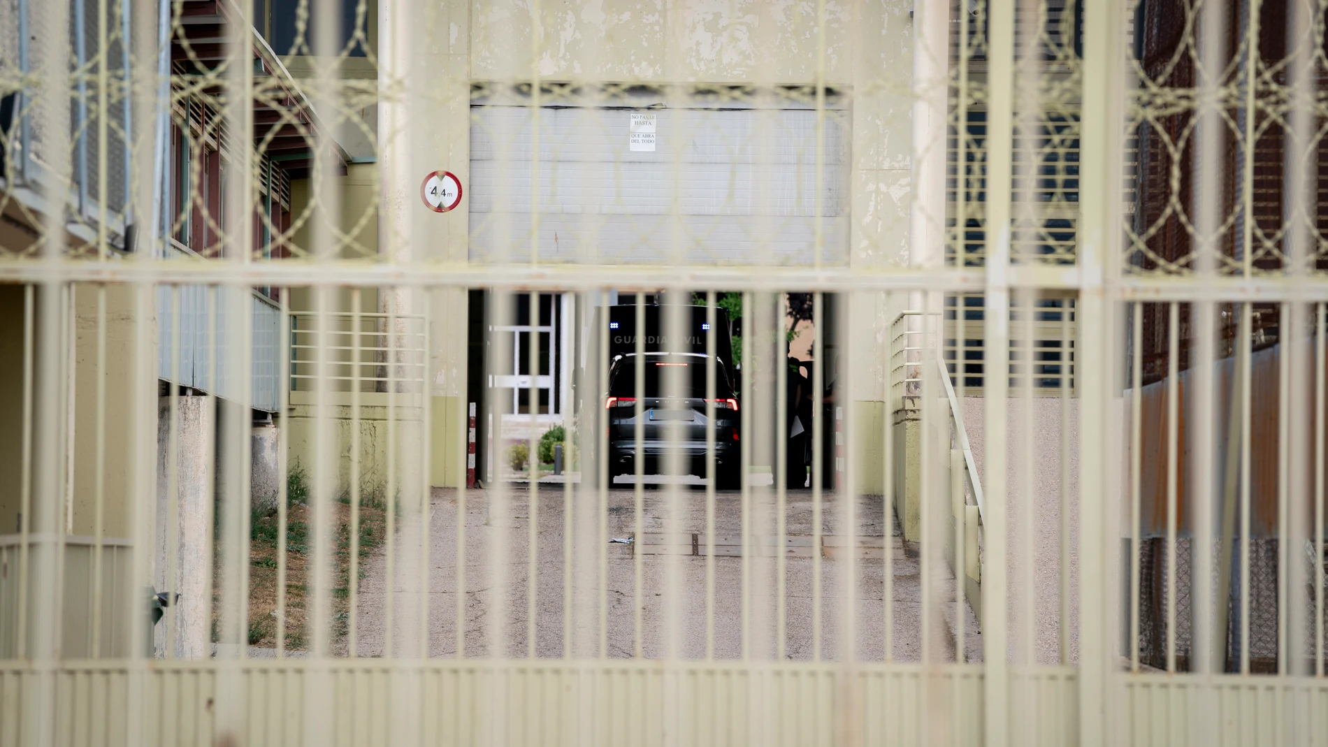 El furgón policial en el que va el exsecretario de organización del PSOE Santos Cerdán a su llegada a la cárcel de Soto del Real después de que el Tribunal Supremo ordenara prisión preventiva y sin fianza, a 30 de junio de 2025, en Soto del Real, Madrid (España). En el auto, el magistrado Leopoldo Puente considera que Cerdán “se encargaba de reclamar a las constructoras indebidamente favorecidas por las adjudicadas las cantidades adecuadas, las recaudaba y las hacía llegar después a los señor...