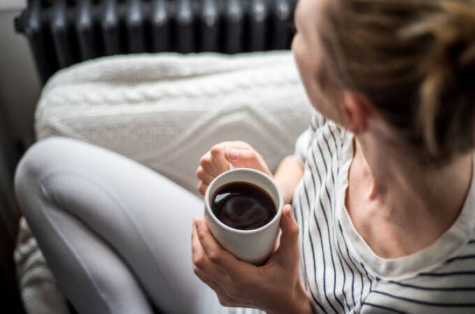 Persona tomando café