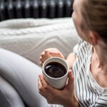 Persona tomando café
