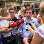 El alcalde de Madrid, Almeida, ha inaugurado el nuevo emplazamiento de la escultura Hermes, de Rafael Canogar,