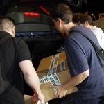 -Agentes de la Unidad Central Operativa (UCO) de la Guardia Civil abandonan la sede de la constructora Servinabar en Pamplona.