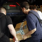 -Agentes de la Unidad Central Operativa (UCO) de la Guardia Civil abandonan la sede de la constructora Servinabar en Pamplona.