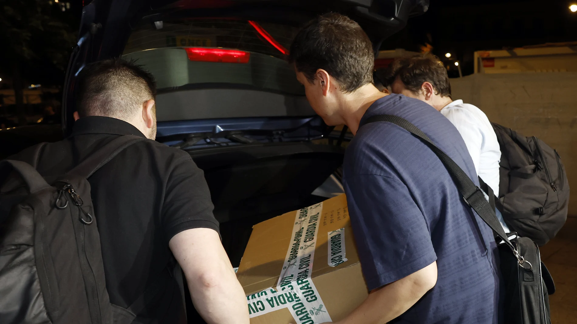 -Agentes de la Unidad Central Operativa (UCO) de la Guardia Civil abandonan la sede de la constructora Servinabar en Pamplona.