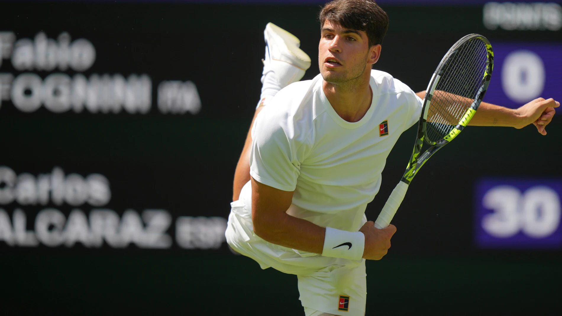 Alcaraz ejecuta un saque en su partido ante Fognini