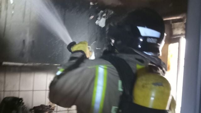 Sucesos.- Servicios de emergencias sofocan un incendio declarado en un edificio en Alcantarilla (Murcia)