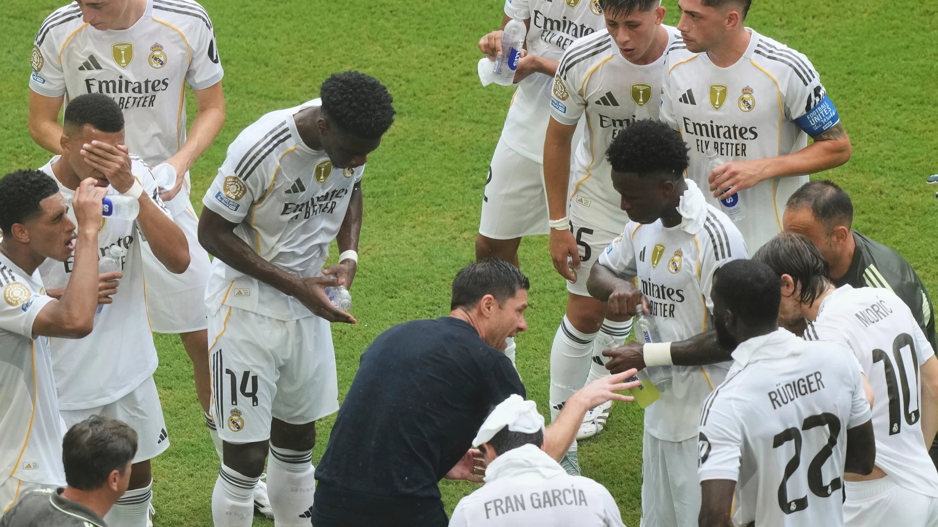 Real Madrid manager Xabi Alonso, bottom center, speaks with his players during a water break in the Club World Cup round of 16 soccer match between Real Madrid and Juventus in Miami Gardens, Fla., Tuesday, July 1, 2025. (AP Photo/Marta Lavandier)