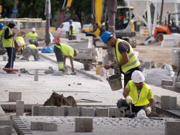 Trabajadores realizando obras en las Ramblas de Barcelona